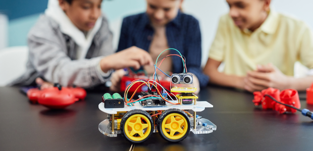 Copiii din scoli invata STEM cu robotii educationali