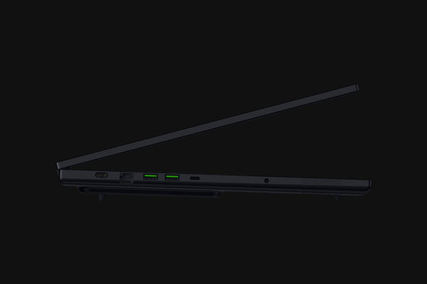 Razer Blade 18 porturi laterale conectivitate